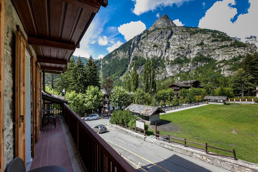 Hotel Lo Scoiattolo Κουρμαγιέρ Εξωτερικό φωτογραφία