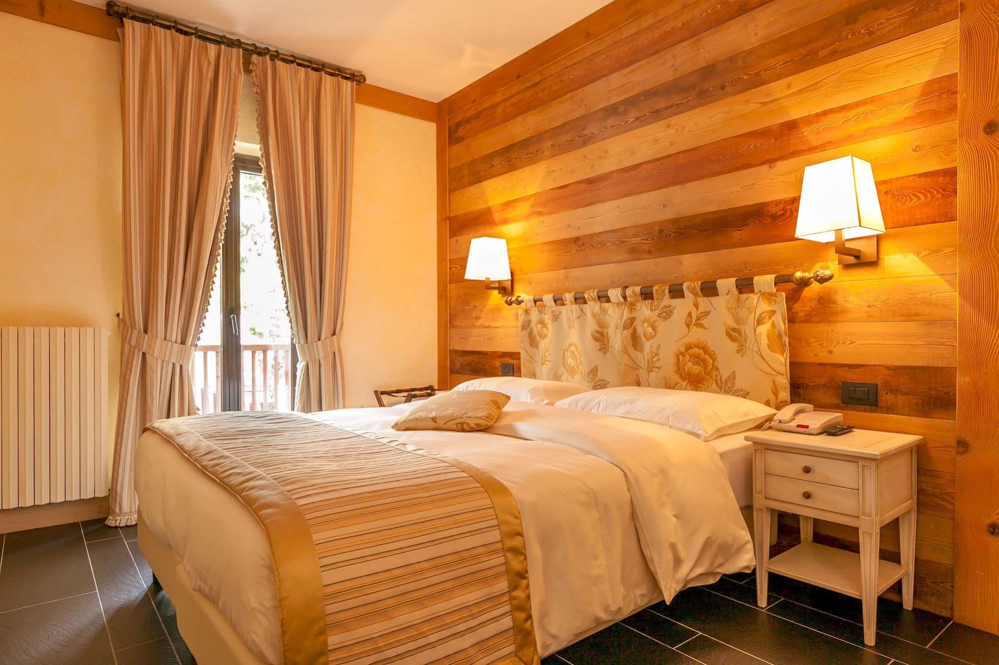 Hotel Lo Scoiattolo Κουρμαγιέρ Εξωτερικό φωτογραφία