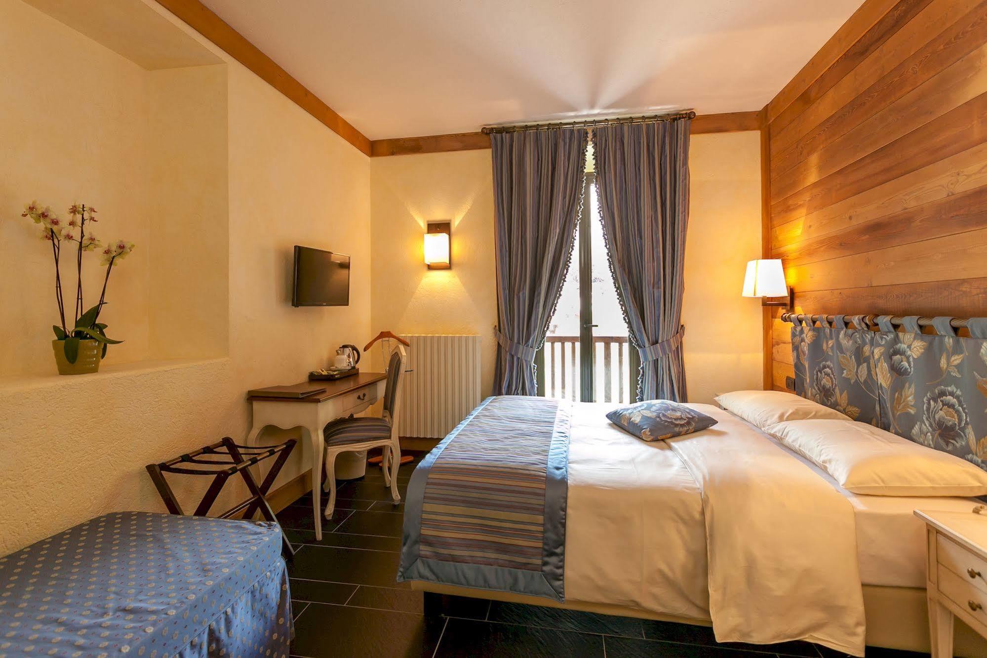 Hotel Lo Scoiattolo Κουρμαγιέρ Εξωτερικό φωτογραφία