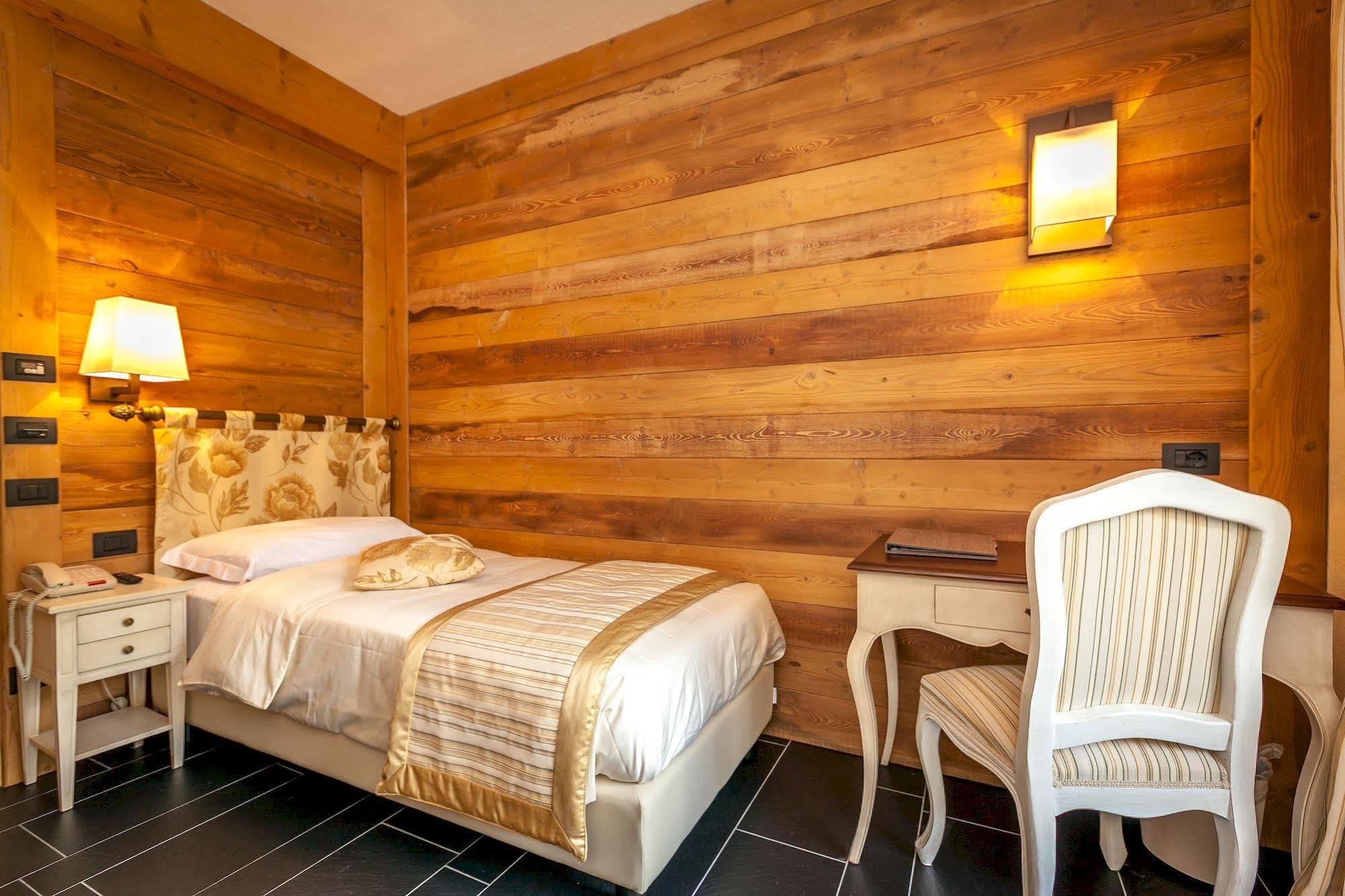 Hotel Lo Scoiattolo Κουρμαγιέρ Εξωτερικό φωτογραφία